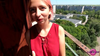 სტუდენტური სენსუალი შთანთქავს უცნობს გარეუბანში - Cum On His Face